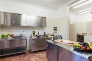 A kitchen or kitchenette at Poderina dei Poggi 16, Emma Villas