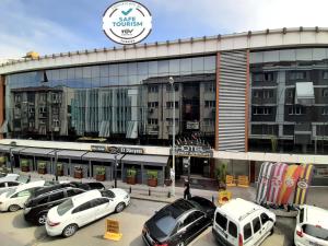 イスタンブールにあるサプコ エアポート ホテルの建物の前に車を停めた駐車場