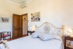 A bed or beds in a room at Poderina dei Poggi 16, Emma Villas