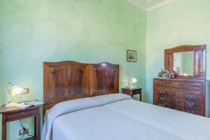 A bed or beds in a room at Poderina dei Poggi 16, Emma Villas
