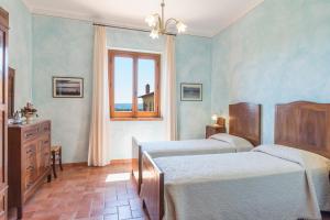 A bed or beds in a room at Poderina dei Poggi 16, Emma Villas