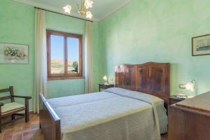 A bed or beds in a room at Poderina dei Poggi 16, Emma Villas