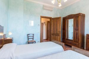 A bed or beds in a room at Poderina dei Poggi 16, Emma Villas
