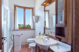 A bathroom at Poderina dei Poggi 16, Emma Villas