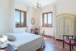 A bed or beds in a room at Poderina dei Poggi 16, Emma Villas
