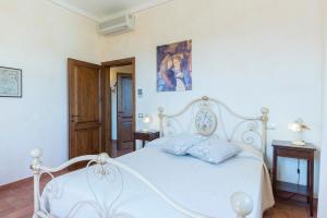 A bed or beds in a room at Poderina dei Poggi 16, Emma Villas