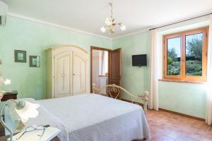 A television and/or entertainment centre at Poderina dei Poggi 16, Emma Villas
