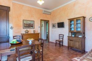A television and/or entertainment centre at Poderina dei Poggi 16, Emma Villas