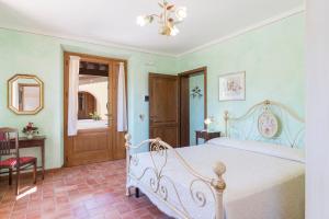A bed or beds in a room at Poderina dei Poggi 16, Emma Villas