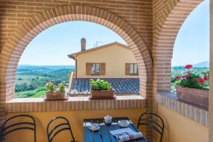 A balcony or terrace at Poderina dei Poggi 16, Emma Villas