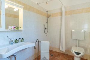 A bathroom at Poderina dei Poggi 16, Emma Villas