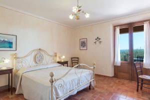 A bed or beds in a room at Poderina dei Poggi 16, Emma Villas Még 37 kép