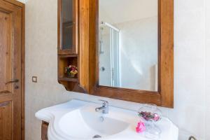 A bathroom at Poderina dei Poggi 16, Emma Villas