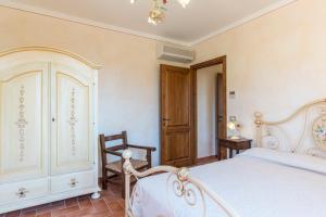 A bed or beds in a room at Poderina dei Poggi 16, Emma Villas