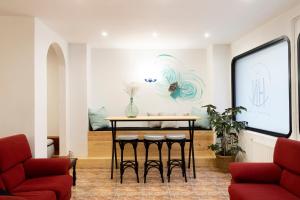 - une salle à manger avec une table et des chaises dans l'établissement Hotel Nido, à La Corogne