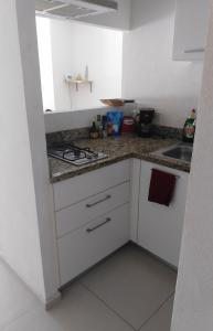 坎昆的住宿－Relaxing beachfront loft，厨房配有白色橱柜和炉灶烤箱。