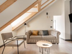 uma sala de estar com um sofá e uma mesa em limehome Madrid Calle de la Madera - Digital Access em Madrid