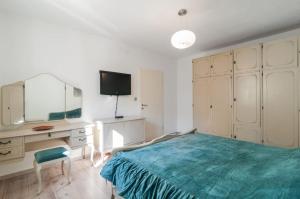 蘇佩塔爾的住宿－Apartment Maria，一间卧室配有一张床、一张书桌和一面镜子