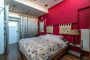 een slaapkamer met rode muren en een groot bed bij Job Baster Gastenverblijf in Zierikzee
