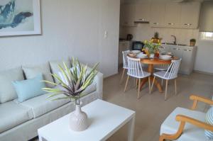 Kuchyň nebo kuchyňský kout v ubytování Kelly's Beach Apts + 28 fotografií