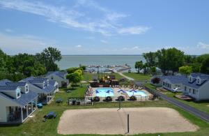 een luchtzicht op een resort met een zwembad en huizen bij South Beach Resort Hotel in Marblehead