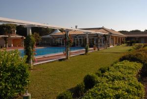 une maison avec une piscine dans une cour dans l'établissement Agriturismo Al Parco Lecce, à Torre Chianca