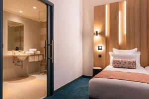 Postel nebo postele na pokoji v ubytování Leonardo Boutique Hotel Paris Opera