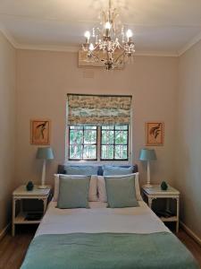 Säng eller sängar i ett rum på Diemersfontein Wine & Country Estate