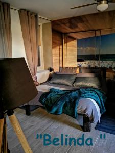 1 dormitorio con 2 camas y vistas al océano en appartment & rooms SecondoPiano, en Cividale del Friuli