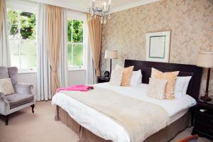 מיטה או מיטות בחדר ב-Abbey Manor Luxury Guesthouse