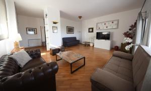A television and/or entertainment centre at VILLA AZZURRA beachfront Mondello - Palermo