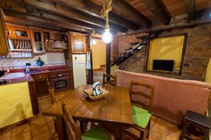 a kitchen and dining room with a wooden table at Casa Rural Abuelo Ramón in Vallehermoso