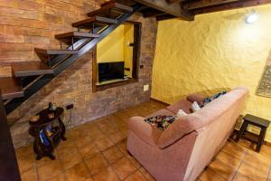 an overhead view of a living room with a couch at Casa Rural Abuelo Ramón in Vallehermoso