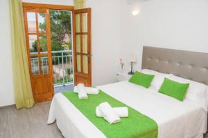 מיטה או מיטות בחדר ב-Villa Son Serra de Marina