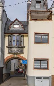 a building with an archway between two buildings at FerienSchlösschen Zell in Zell an der Mosel