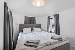 Un pat sau paturi într-o cameră la Centrala lägenheter med allt som behövs!