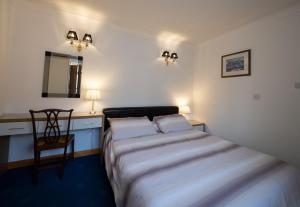 מיטה או מיטות בחדר ב-Surlingham Lodge Garden Cottage