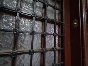 希洪的住宿－1930. DIECINUEVE TREINTA，金属门,上面有一堆玻璃