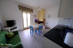 uma cozinha e sala de estar com uma mesa e um sofá em Agriturismo Casale del Contadino em Bolsena