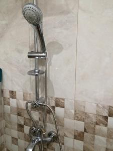 eine Dusche mit Duschkopf im Bad in der Unterkunft Apartment Perfect in Pomorie