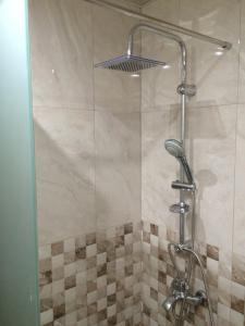 eine Dusche mit Glastür und Duschkopf in der Unterkunft Apartment Perfect in Pomorie
