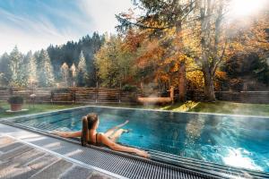 Bazén v ubytování Hotel Trattlerhof nebo v jeho okolí