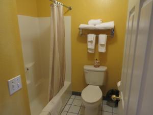 Ванная комната в America's Best Inn & Suites Saint George +20 фотографий