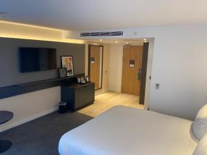 A bed or beds in a room at Holiday Inn Lincoln, an IHG Hotel