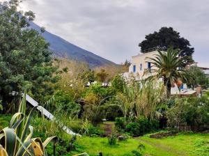 einen Blick auf ein Haus mit einem Berg im Hintergrund in der Unterkunft La Casa di Nonna Ida in Stromboli