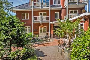 an exterior view of a house with trees and plants at Villa Prinsenhof # Tweeëntwintig in Bergen