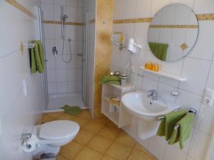 Koupelna v ubytování Pension Rosengärtchen + 37 fotografií