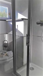 フォルミアにあるVilla Treglia b&bの白いバスルーム(シャワー、トイレ付)