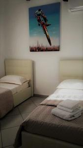 フォルミアにあるVilla Treglia b&bのベッドルーム1室(ベッド1台付)が備わります。壁には絵画が飾られています。
