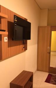 日惹的住宿－Kangen Yogya Homestay Malioboro Mitra RedDoorz，客厅的墙上配有平面电视。